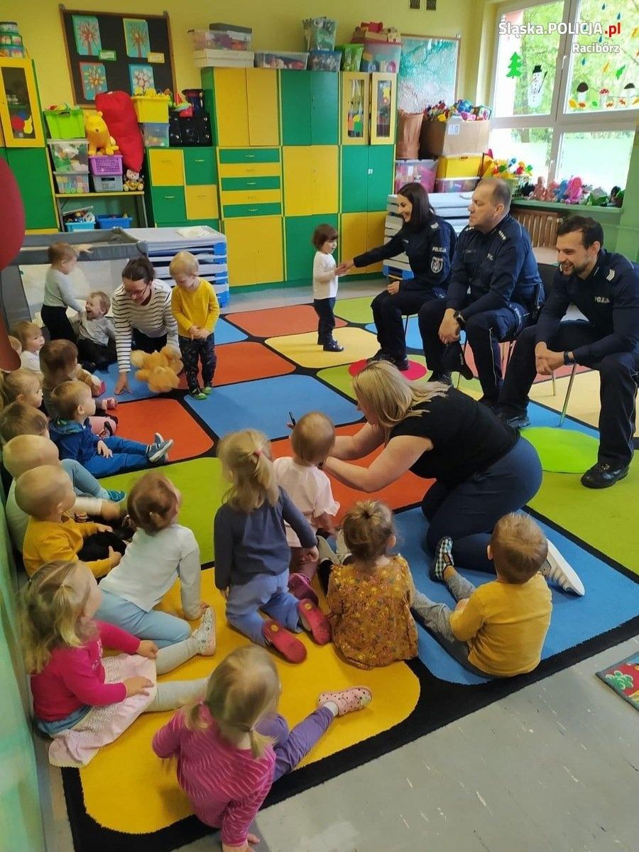Zdjęcie w galerii na portalu naszraciborz.pl: Policjanci z Raciborza z wizytą u najmłodszych wiadomości z regionu