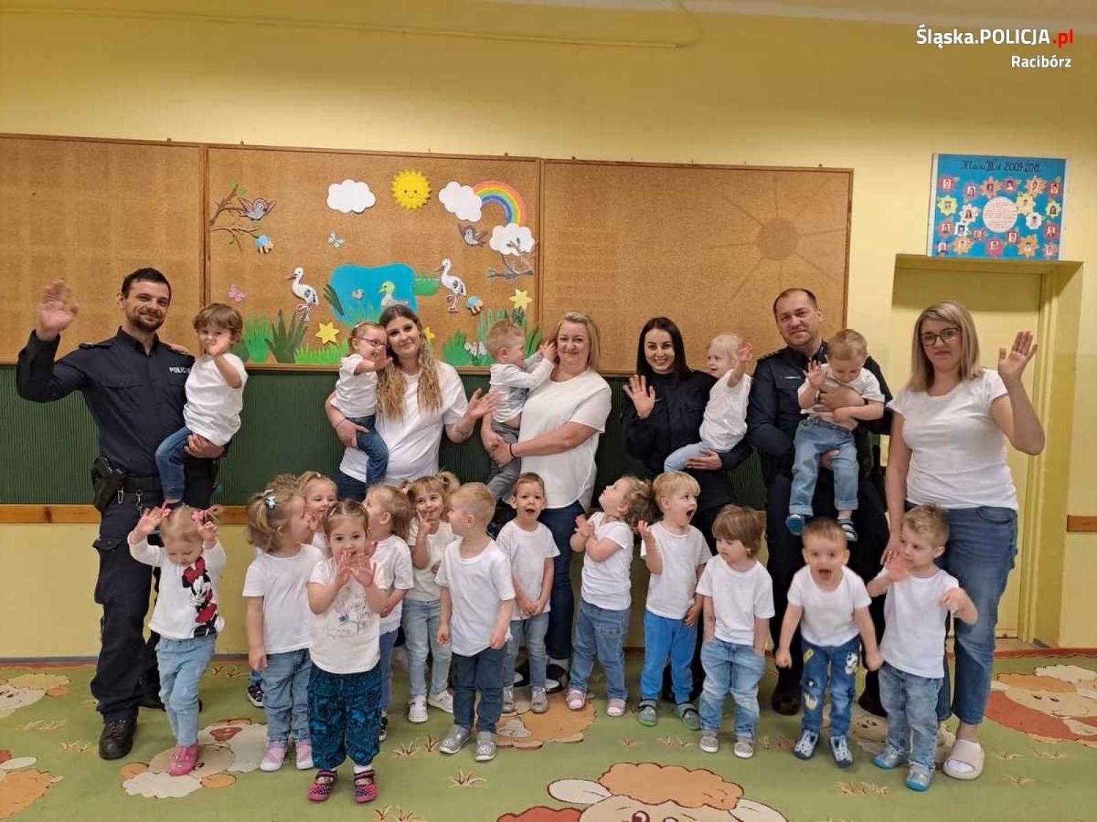 Zdjęcie w galerii na portalu naszraciborz.pl: Policjanci z Raciborza z wizytą u najmłodszych wiadomości z regionu