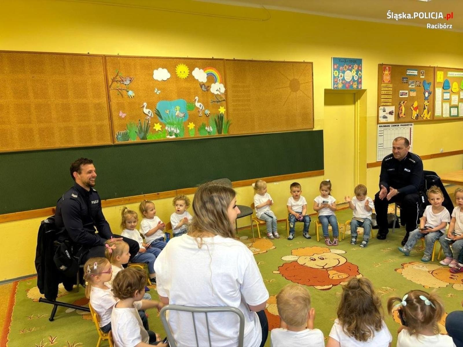 Zdjęcie w galerii na portalu naszraciborz.pl: Policjanci z Raciborza z wizytą u najmłodszych wiadomości z regionu
