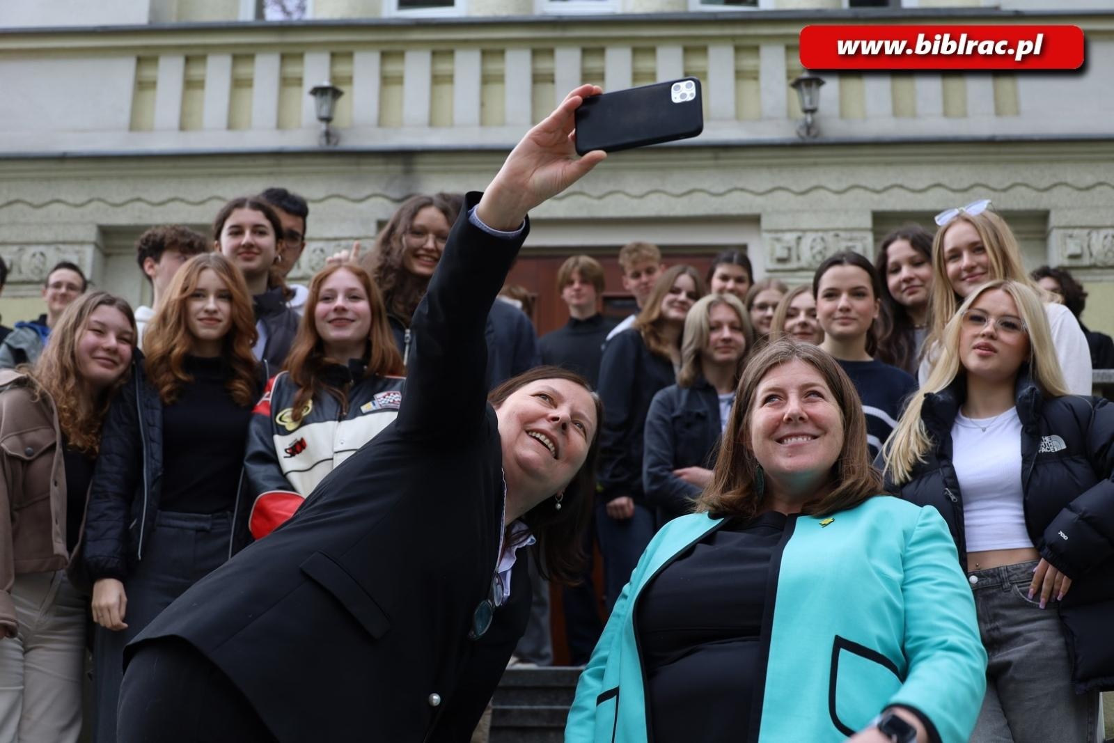Zdjęcie w galerii na portalu naszraciborz.pl: Konsul USA w raciborskiej bibliotece wiadomości z regionu