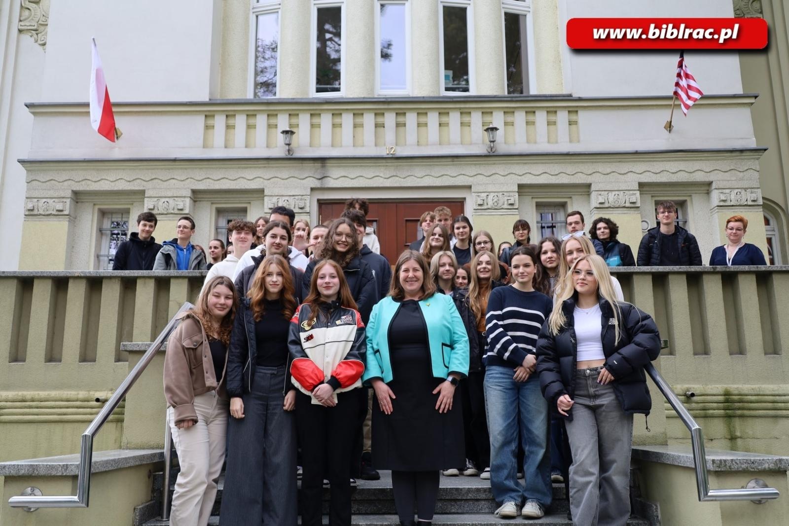 Zdjęcie w galerii na portalu naszraciborz.pl: Konsul USA w raciborskiej bibliotece wiadomości z regionu