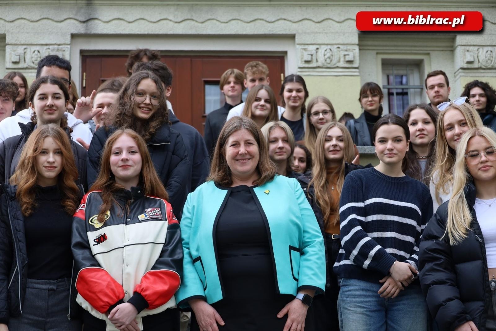 Zdjęcie w galerii na portalu naszraciborz.pl: Konsul USA w raciborskiej bibliotece wiadomości z regionu