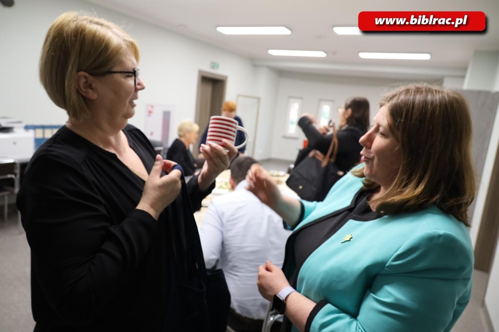 Zdjęcie w galerii na portalu naszraciborz.pl: Konsul USA w raciborskiej bibliotece wiadomości z regionu
