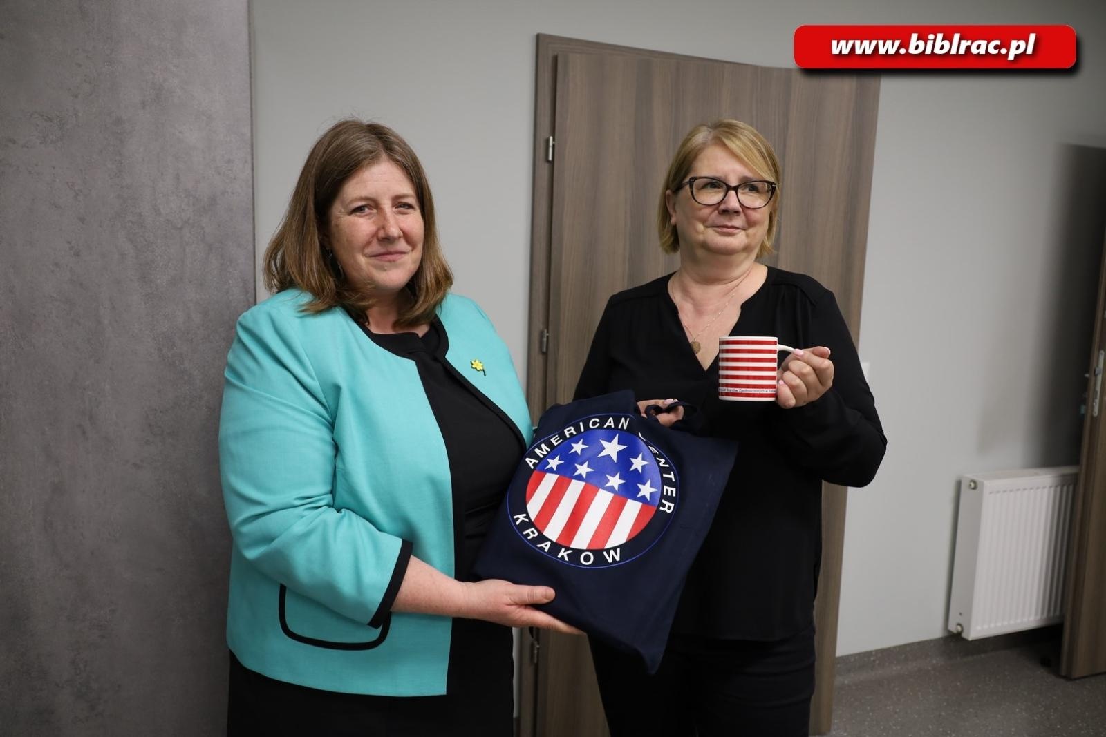 Zdjęcie w galerii na portalu naszraciborz.pl: Konsul USA w raciborskiej bibliotece wiadomości z regionu