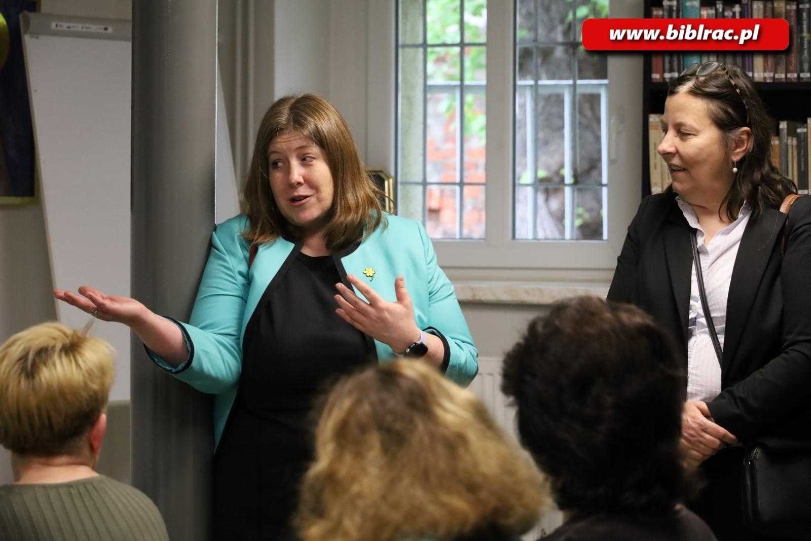 Zdjęcie w galerii na portalu naszraciborz.pl: Konsul USA w raciborskiej bibliotece wiadomości z regionu