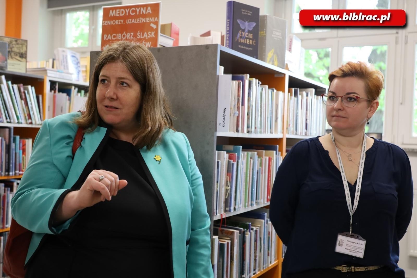 Zdjęcie w galerii na portalu naszraciborz.pl: Konsul USA w raciborskiej bibliotece wiadomości z regionu