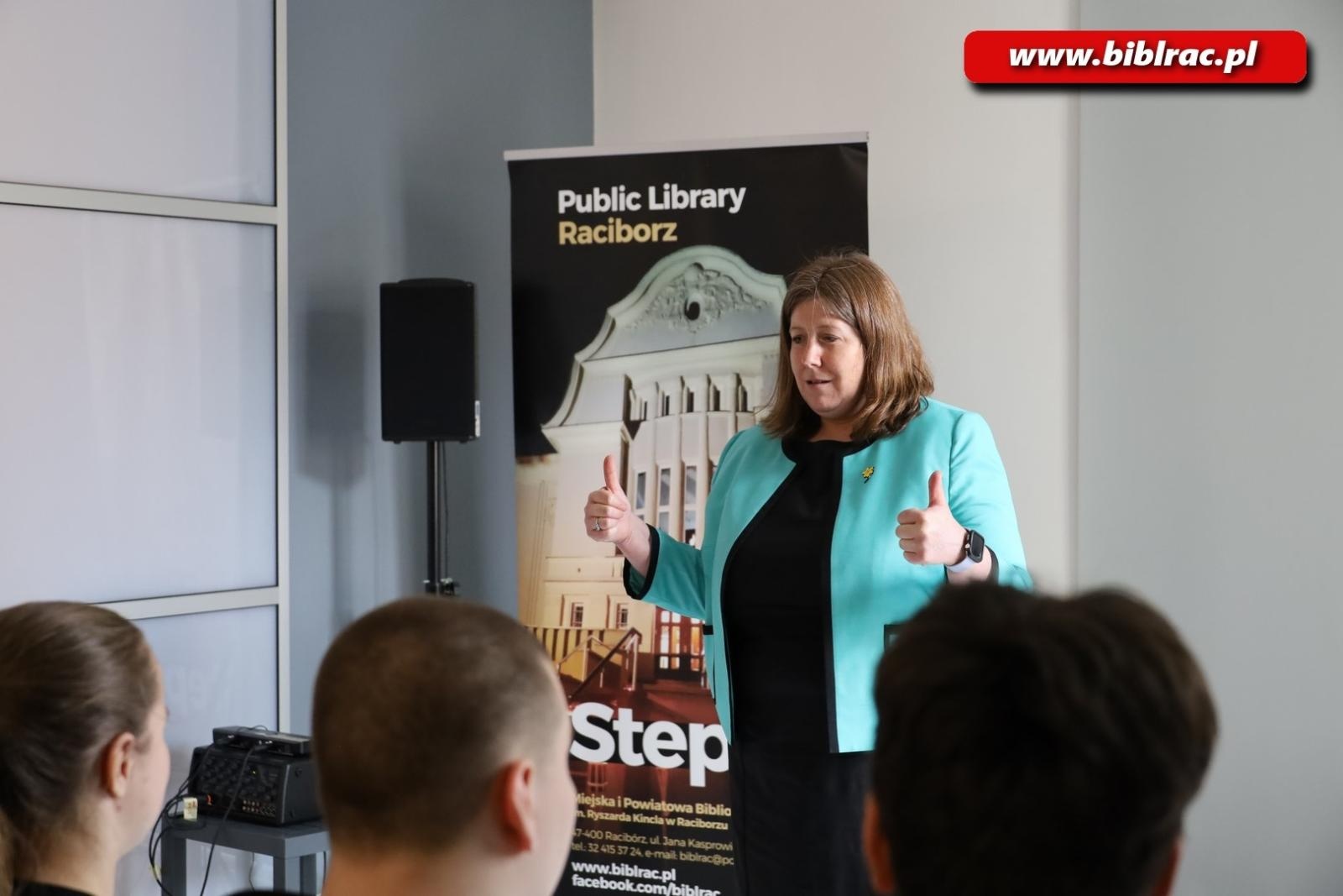 Zdjęcie w galerii na portalu naszraciborz.pl: Konsul USA w raciborskiej bibliotece wiadomości z regionu