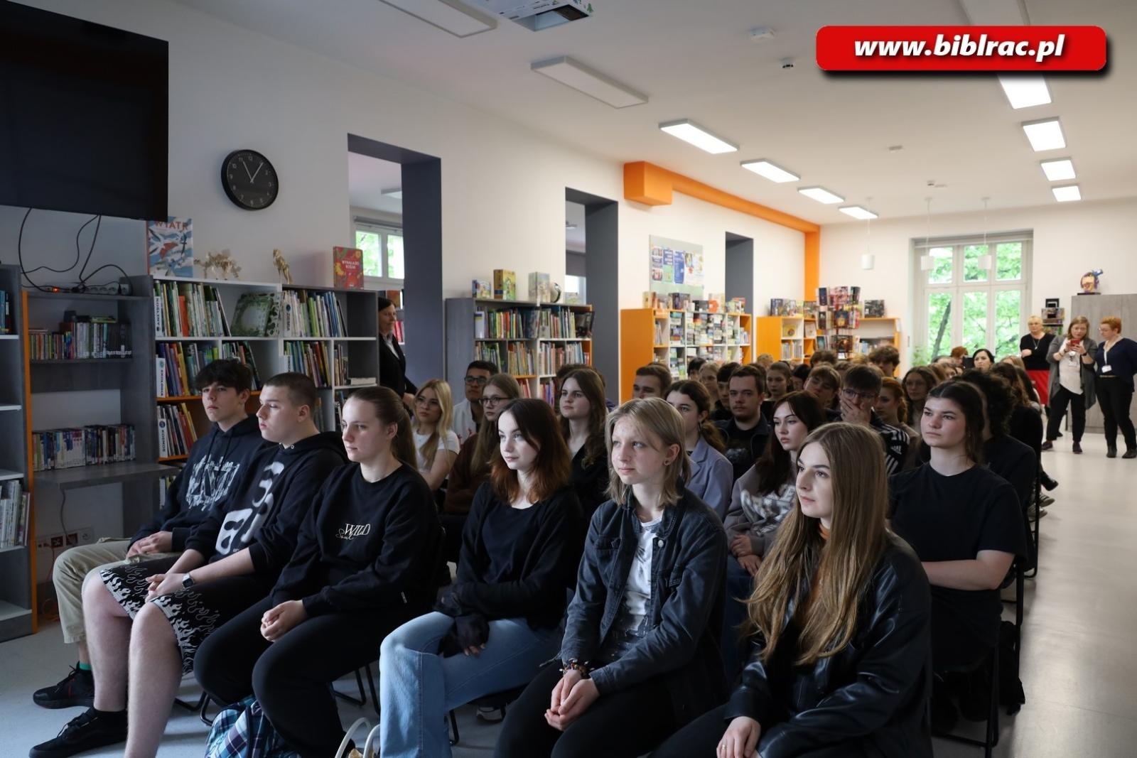 Zdjęcie w galerii na portalu naszraciborz.pl: Konsul USA w raciborskiej bibliotece wiadomości z regionu