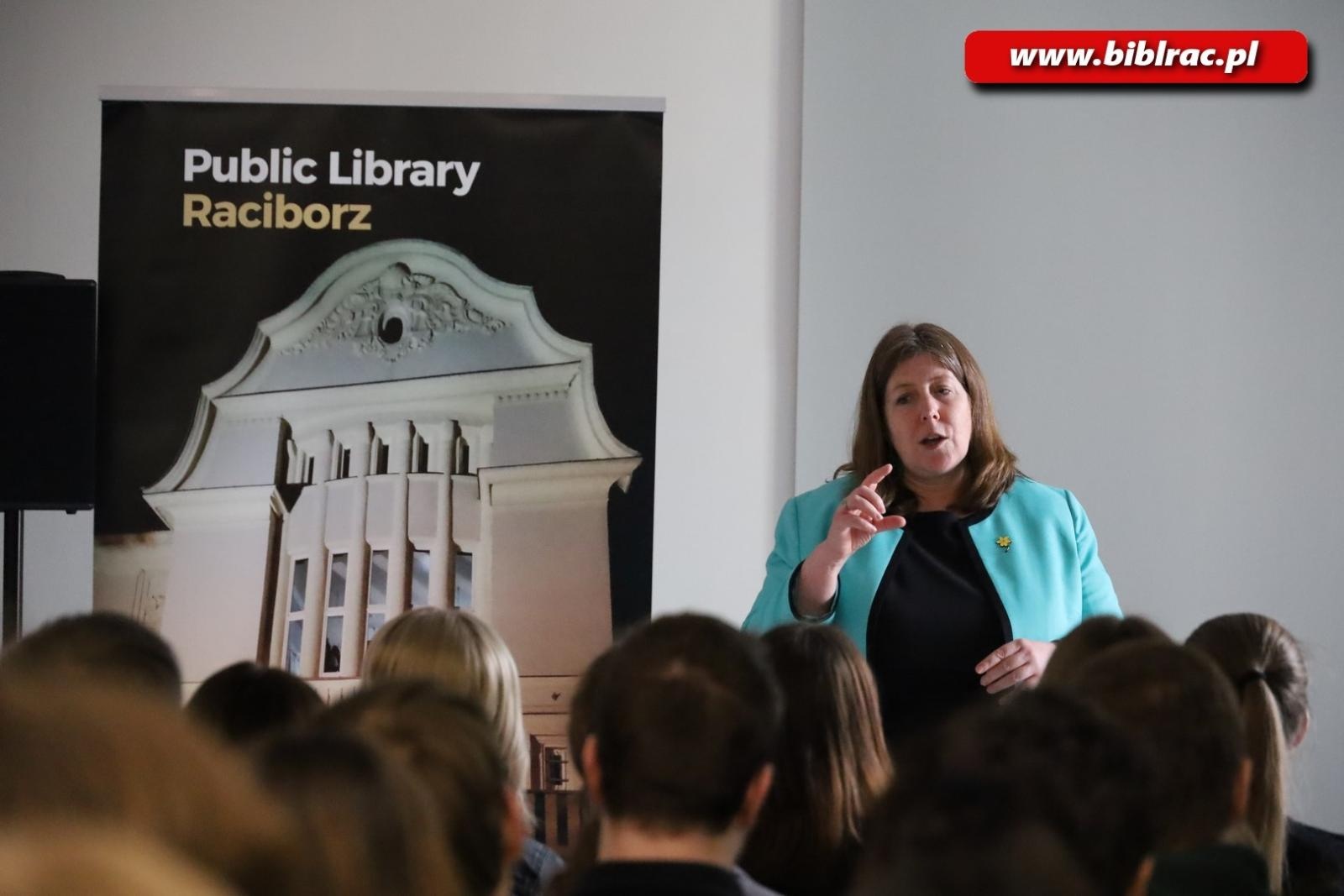 Zdjęcie w galerii na portalu naszraciborz.pl: Konsul USA w raciborskiej bibliotece wiadomości z regionu