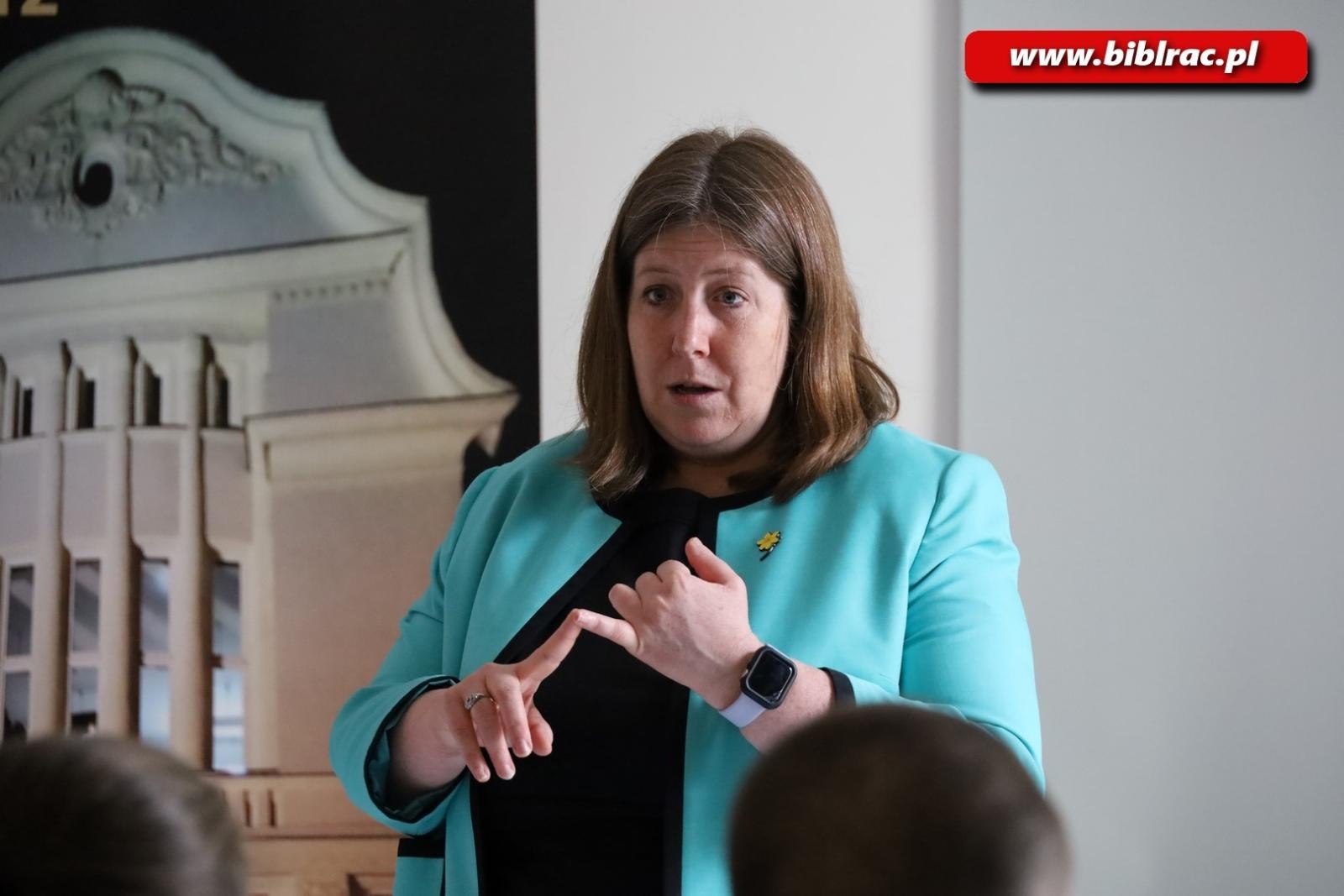 Zdjęcie w galerii na portalu naszraciborz.pl: Konsul USA w raciborskiej bibliotece wiadomości z regionu