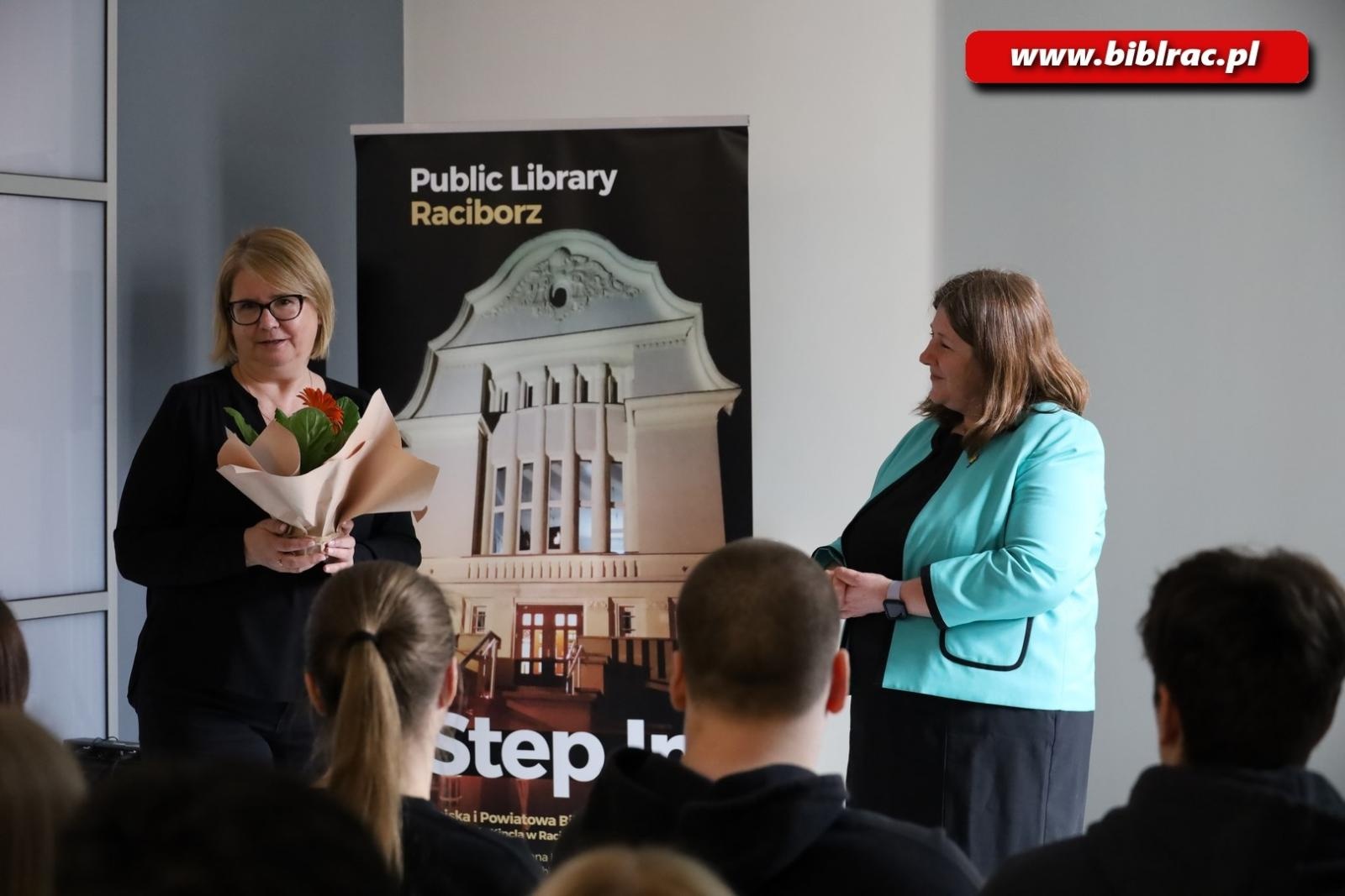 Zdjęcie w galerii na portalu naszraciborz.pl: Konsul USA w raciborskiej bibliotece wiadomości z regionu