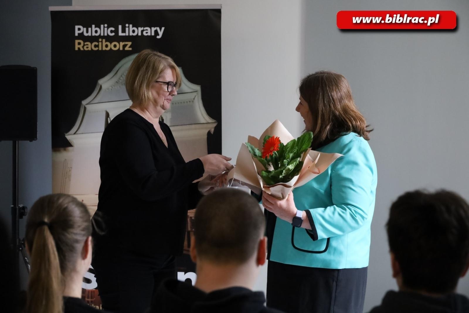 Zdjęcie w galerii na portalu naszraciborz.pl: Konsul USA w raciborskiej bibliotece wiadomości z regionu