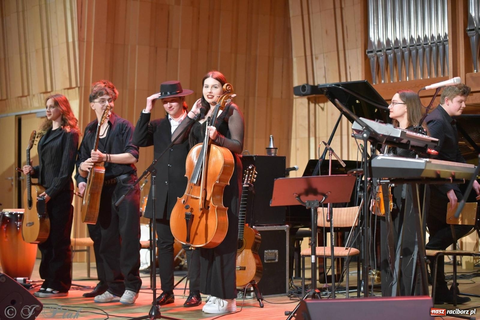 Zdjęcie w galerii na portalu naszraciborz.pl: Hiszpańsko-kubańska fiesta II LO. Torres & Havana Dream na bis! wiadomości z regionu