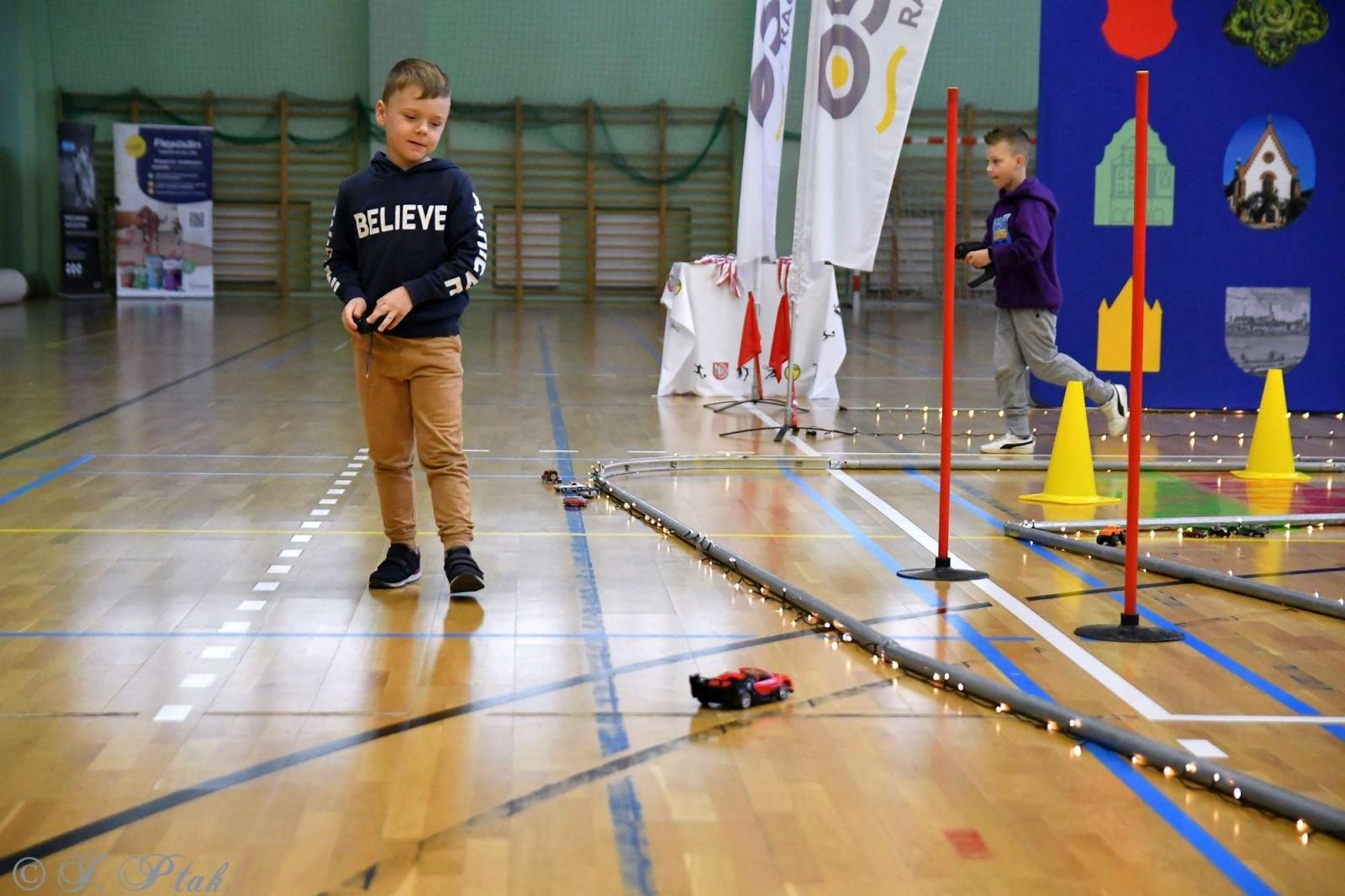 Zdjęcie w galerii na portalu naszraciborz.pl: Zdalnie sterowane wyścigi w Arenie Rafako [FOTO i WIDEO] wiadomości z regionu