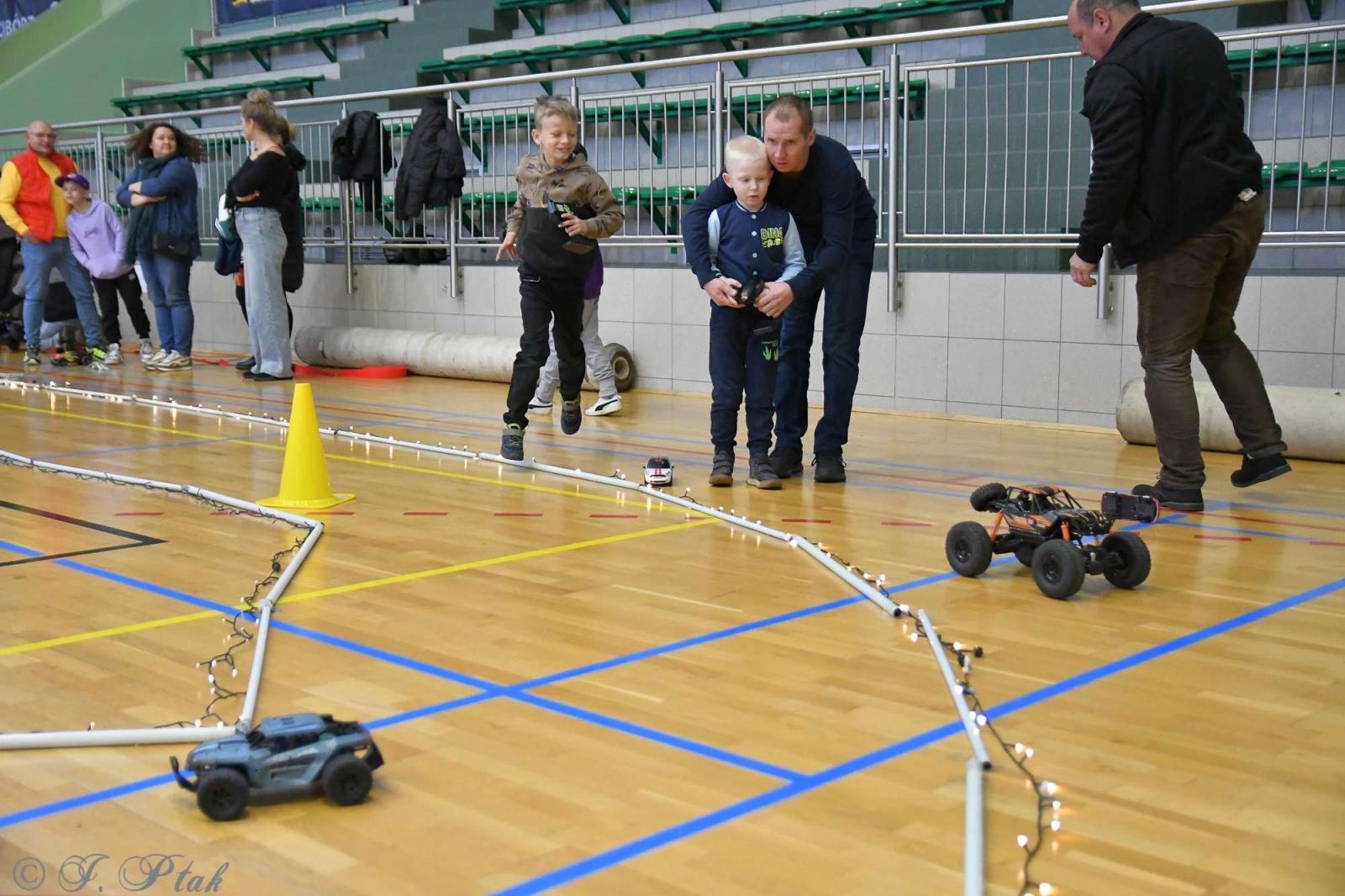 Zdjęcie w galerii na portalu naszraciborz.pl: Zdalnie sterowane wyścigi w Arenie Rafako [FOTO i WIDEO] wiadomości z regionu