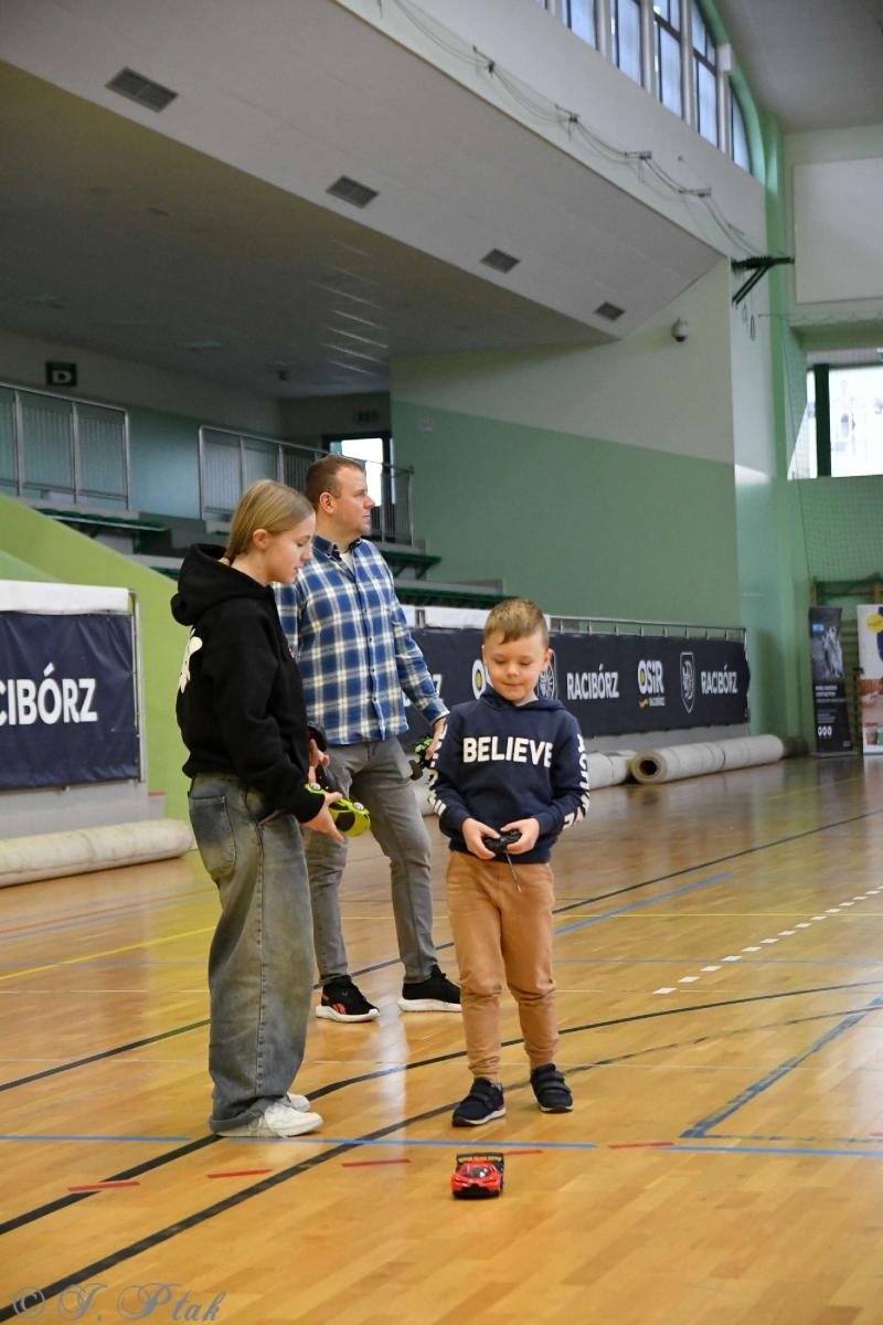 Zdjęcie w galerii na portalu naszraciborz.pl: Zdalnie sterowane wyścigi w Arenie Rafako [FOTO i WIDEO] wiadomości z regionu