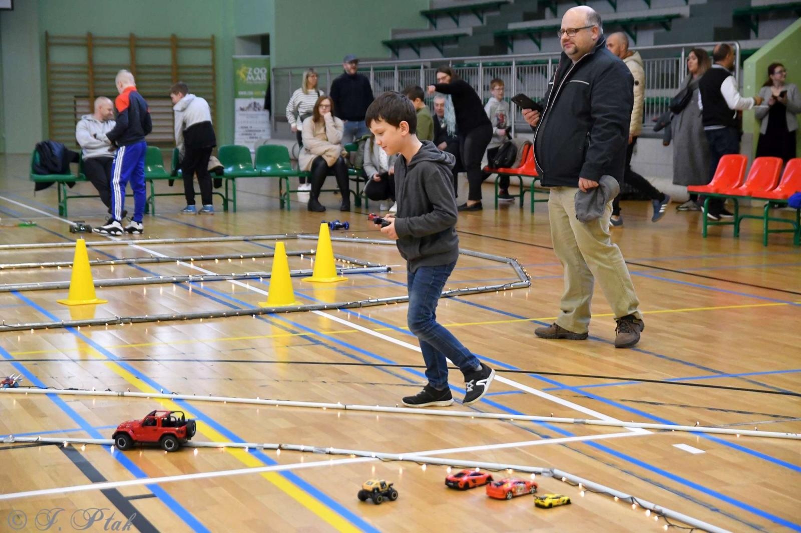 Zdjęcie w galerii na portalu naszraciborz.pl: Zdalnie sterowane wyścigi w Arenie Rafako [FOTO i WIDEO] wiadomości z regionu