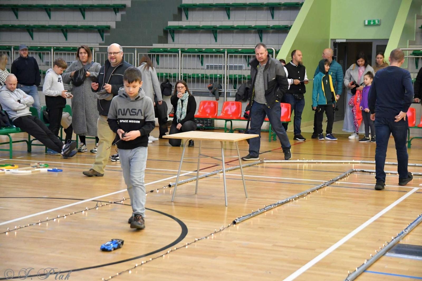 Zdjęcie w galerii na portalu naszraciborz.pl: Zdalnie sterowane wyścigi w Arenie Rafako [FOTO i WIDEO] wiadomości z regionu