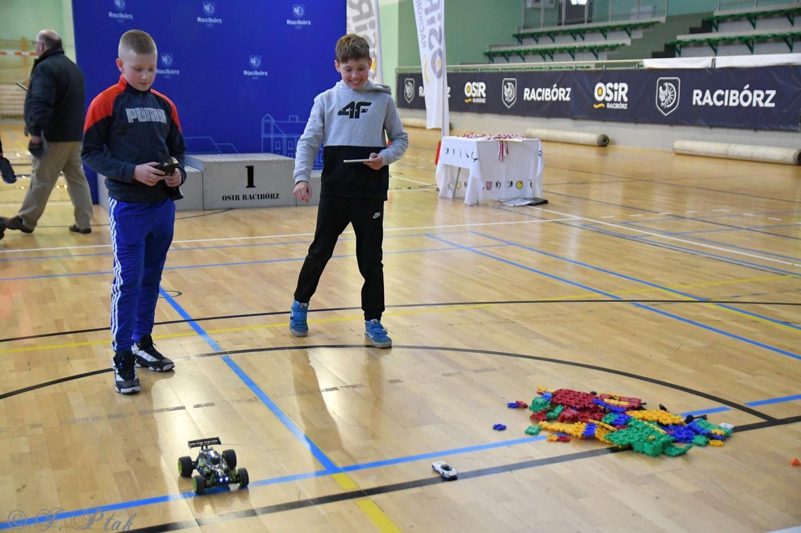 Zdjęcie w galerii na portalu naszraciborz.pl: Zdalnie sterowane wyścigi w Arenie Rafako [FOTO i WIDEO] wiadomości z regionu