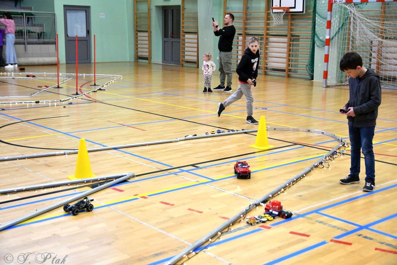 Zdjęcie w galerii na portalu naszraciborz.pl: Zdalnie sterowane wyścigi w Arenie Rafako [FOTO i WIDEO] wiadomości z regionu