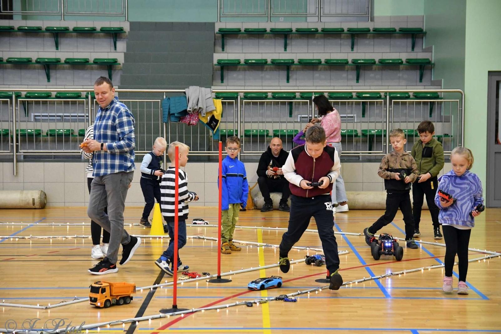 Zdjęcie w galerii na portalu naszraciborz.pl: Zdalnie sterowane wyścigi w Arenie Rafako [FOTO i WIDEO] wiadomości z regionu