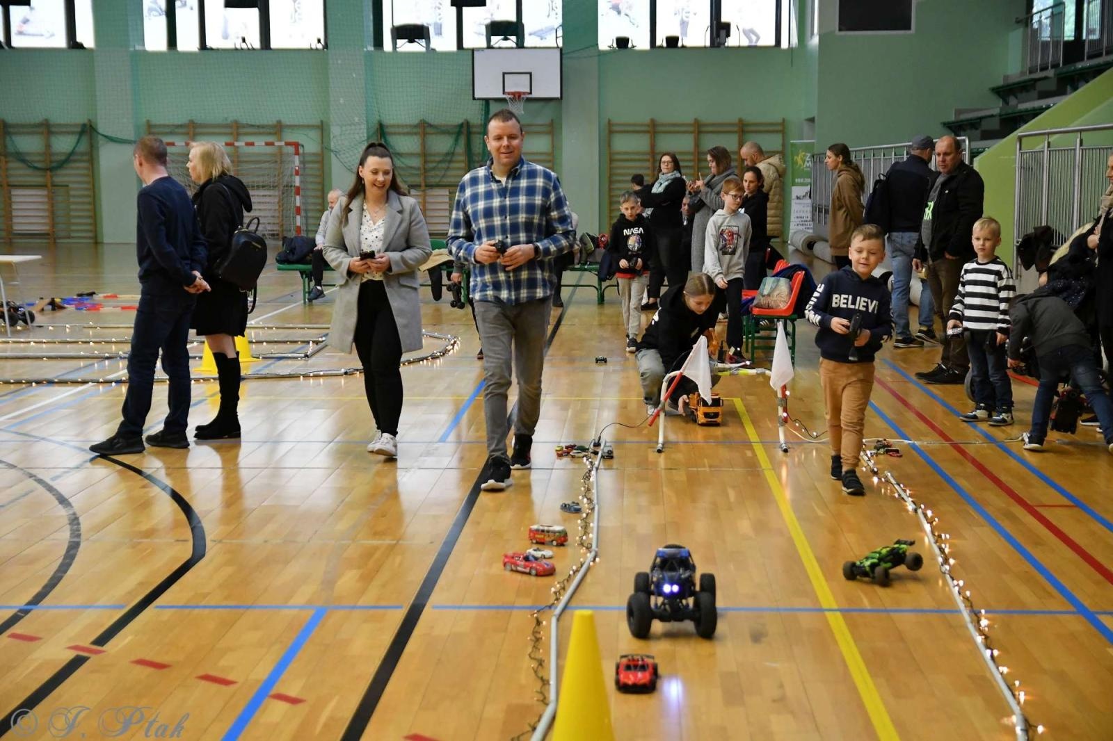 Zdjęcie w galerii na portalu naszraciborz.pl: Zdalnie sterowane wyścigi w Arenie Rafako [FOTO i WIDEO] wiadomości z regionu