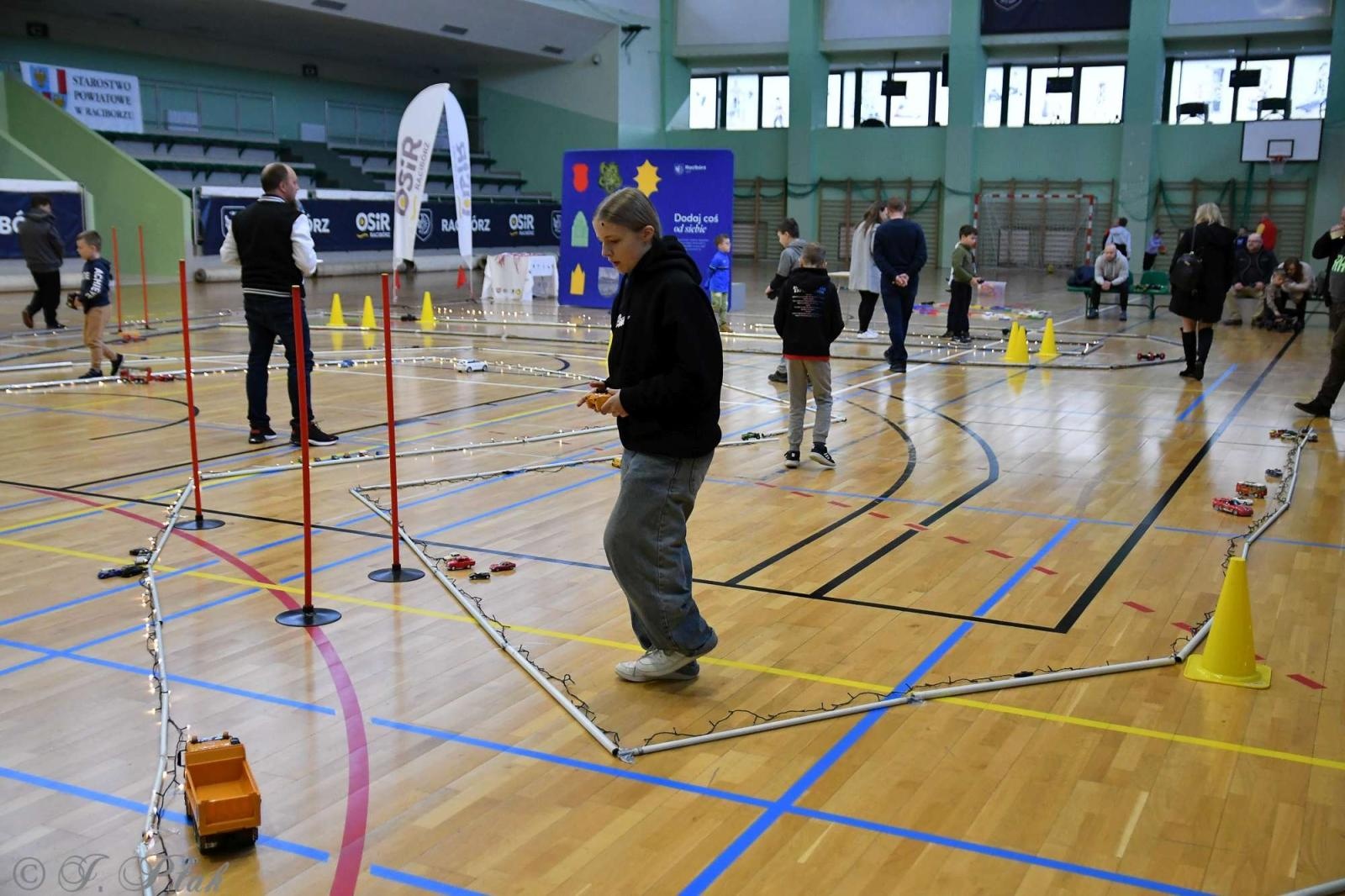 Zdjęcie w galerii na portalu naszraciborz.pl: Zdalnie sterowane wyścigi w Arenie Rafako [FOTO i WIDEO] wiadomości z regionu