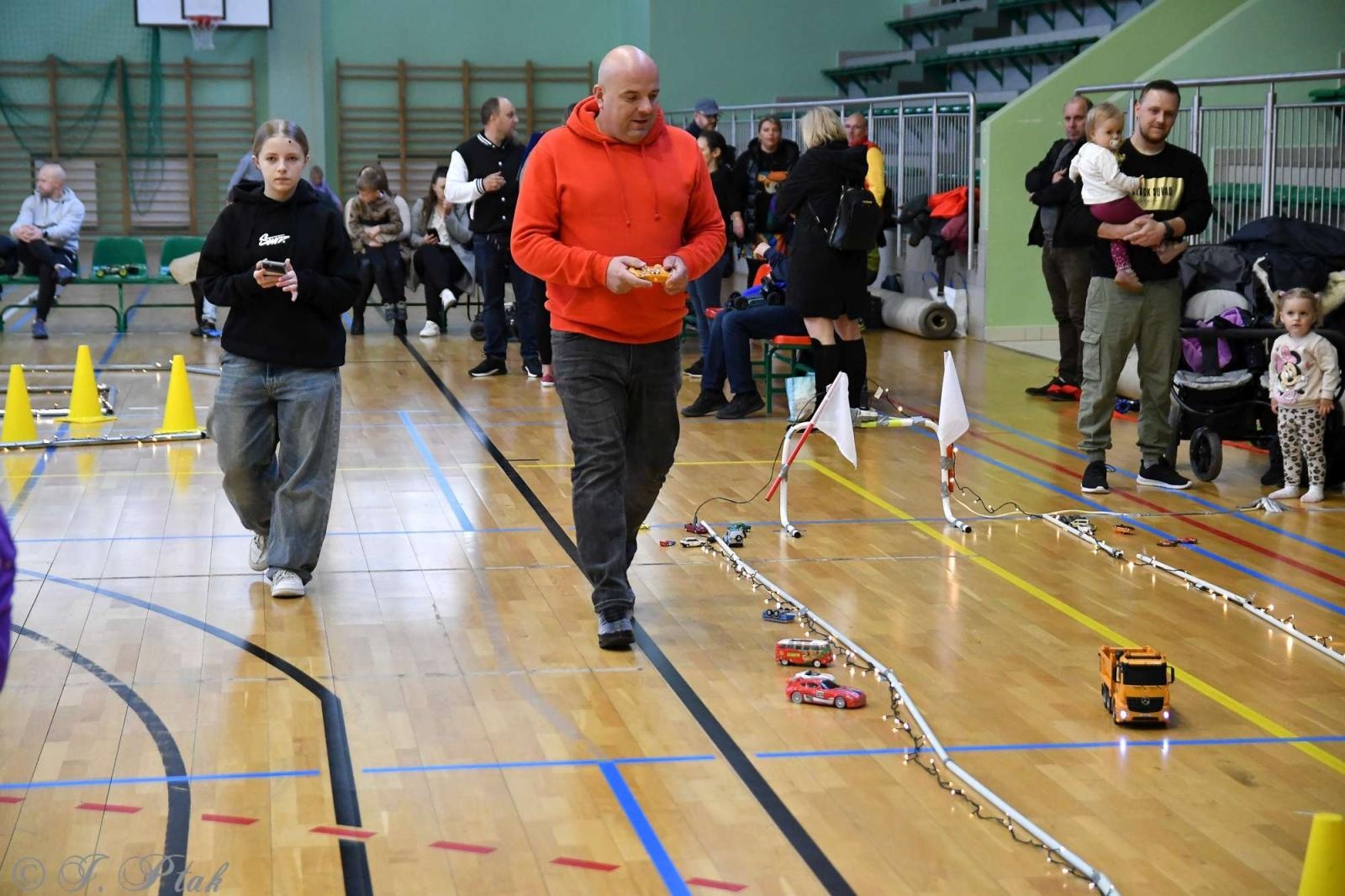 Zdjęcie w galerii na portalu naszraciborz.pl: Zdalnie sterowane wyścigi w Arenie Rafako [FOTO i WIDEO] wiadomości z regionu