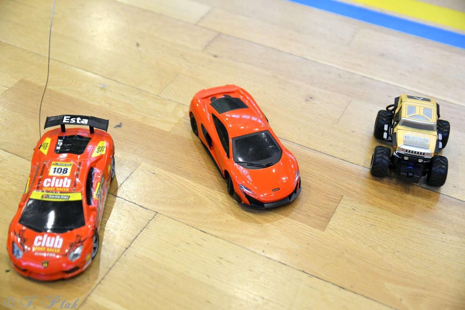 Zdjęcie w galerii na portalu naszraciborz.pl: Zdalnie sterowane wyścigi w Arenie Rafako [FOTO i WIDEO] wiadomości z regionu