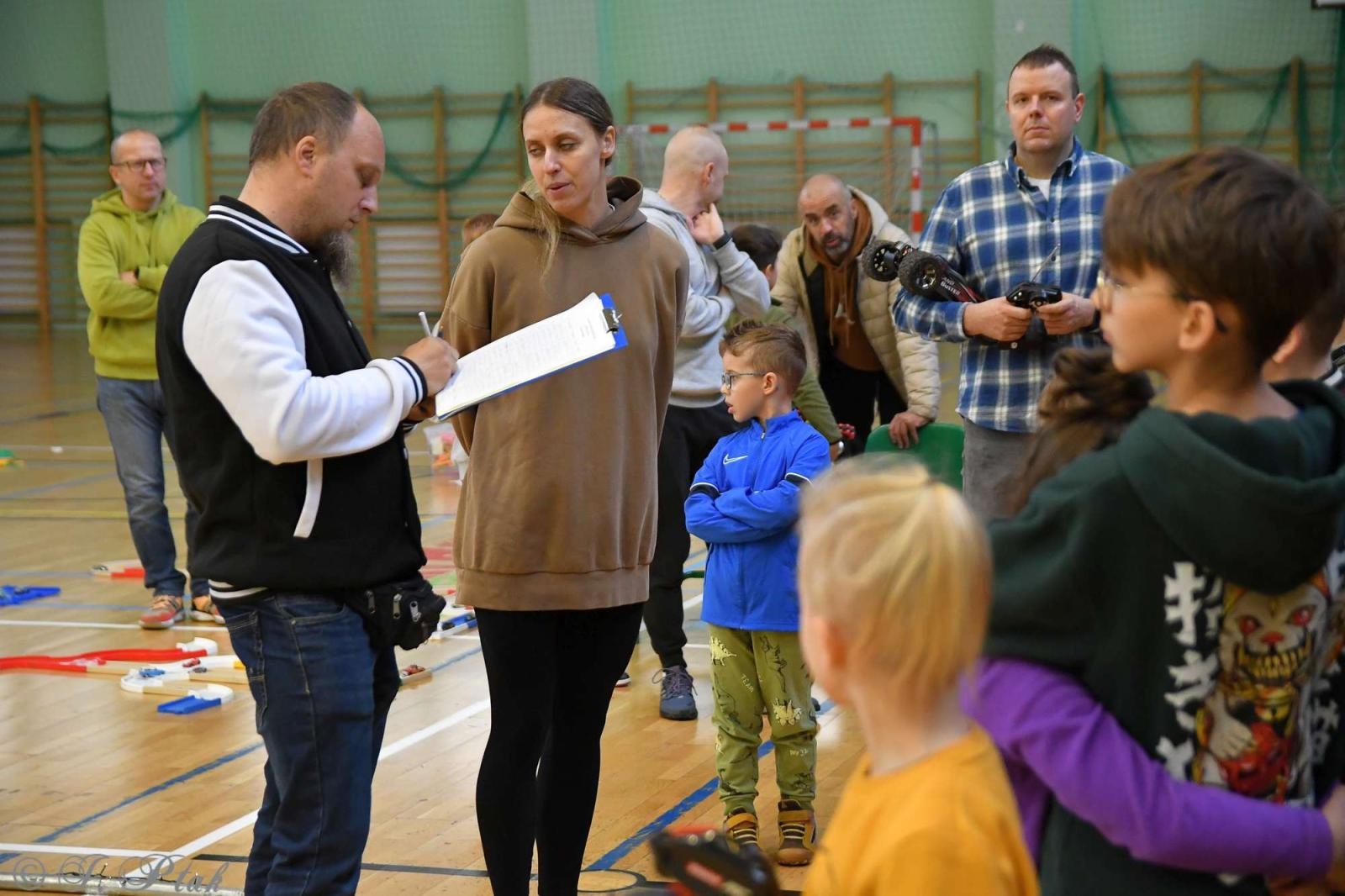 Zdjęcie w galerii na portalu naszraciborz.pl: Zdalnie sterowane wyścigi w Arenie Rafako [FOTO i WIDEO] wiadomości z regionu