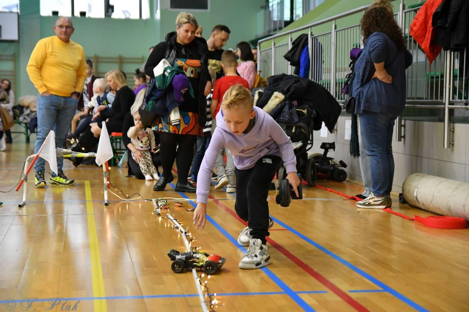 Zdjęcie w galerii na portalu naszraciborz.pl: Zdalnie sterowane wyścigi w Arenie Rafako [FOTO i WIDEO] wiadomości z regionu
