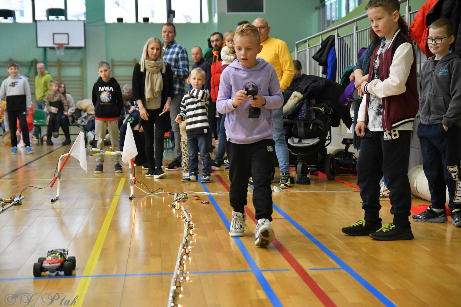 Zdjęcie w galerii na portalu naszraciborz.pl: Zdalnie sterowane wyścigi w Arenie Rafako [FOTO i WIDEO] wiadomości z regionu