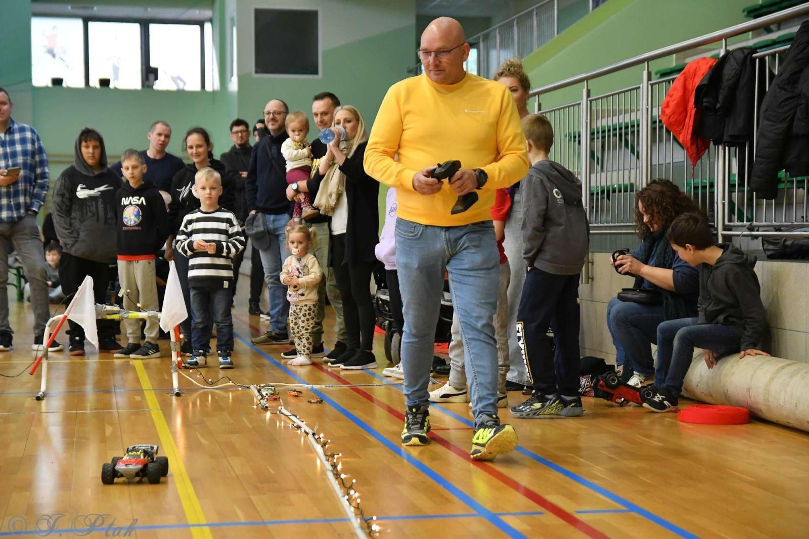 Zdjęcie w galerii na portalu naszraciborz.pl: Zdalnie sterowane wyścigi w Arenie Rafako [FOTO i WIDEO] wiadomości z regionu