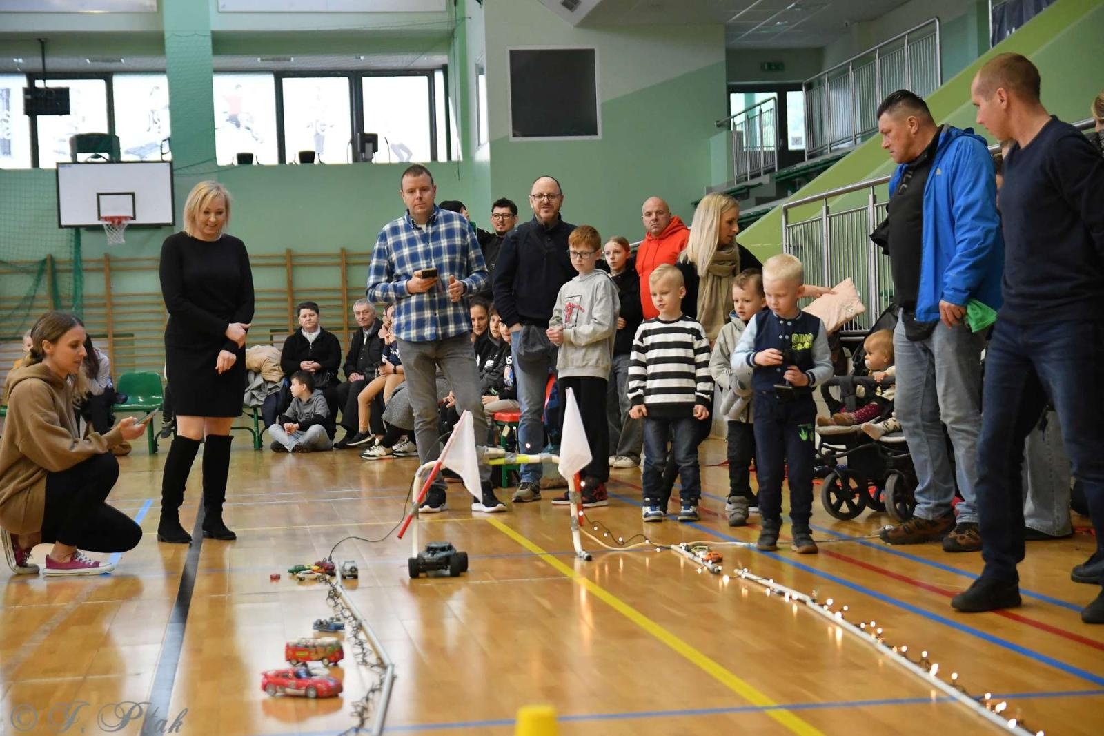 Zdjęcie w galerii na portalu naszraciborz.pl: Zdalnie sterowane wyścigi w Arenie Rafako [FOTO i WIDEO] wiadomości z regionu