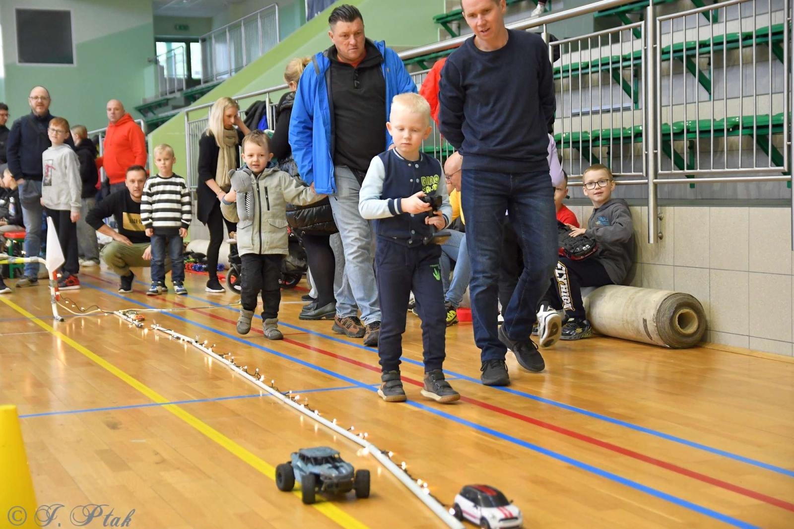Zdjęcie w galerii na portalu naszraciborz.pl: Zdalnie sterowane wyścigi w Arenie Rafako [FOTO i WIDEO] wiadomości z regionu