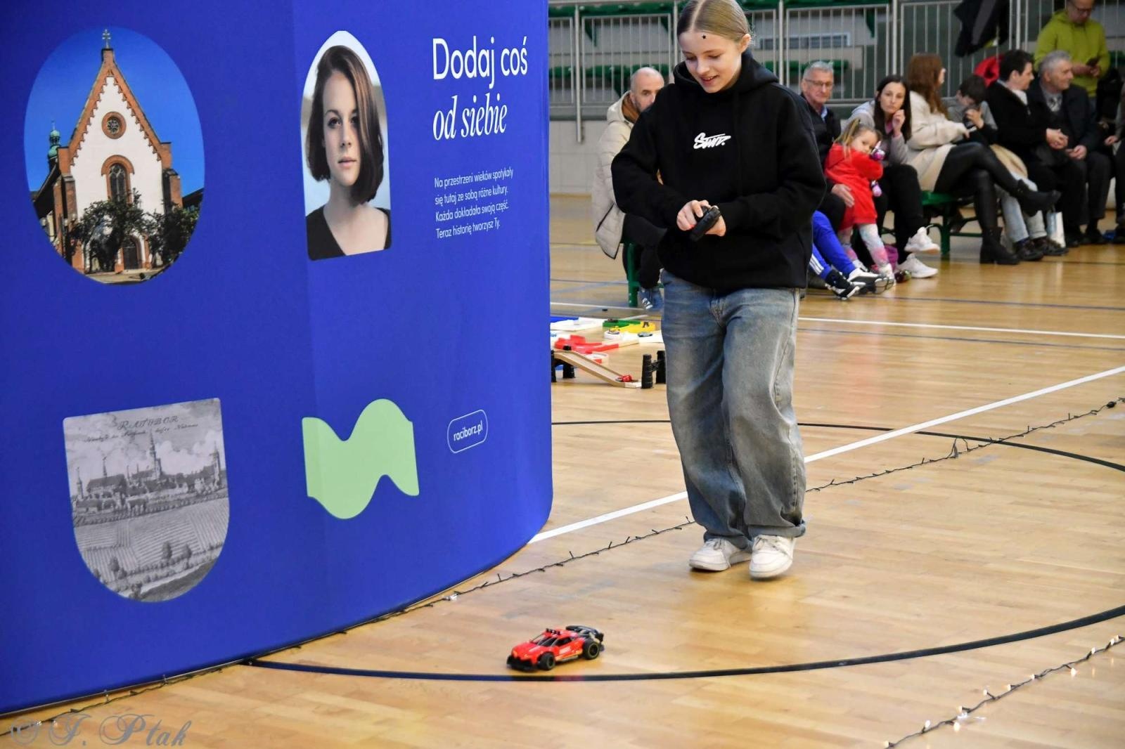 Zdjęcie w galerii na portalu naszraciborz.pl: Zdalnie sterowane wyścigi w Arenie Rafako [FOTO i WIDEO] wiadomości z regionu