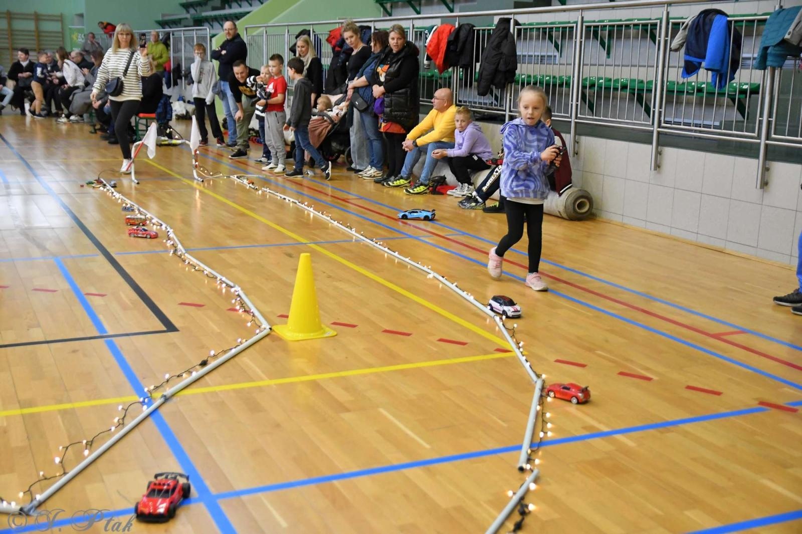 Zdjęcie w galerii na portalu naszraciborz.pl: Zdalnie sterowane wyścigi w Arenie Rafako [FOTO i WIDEO] wiadomości z regionu
