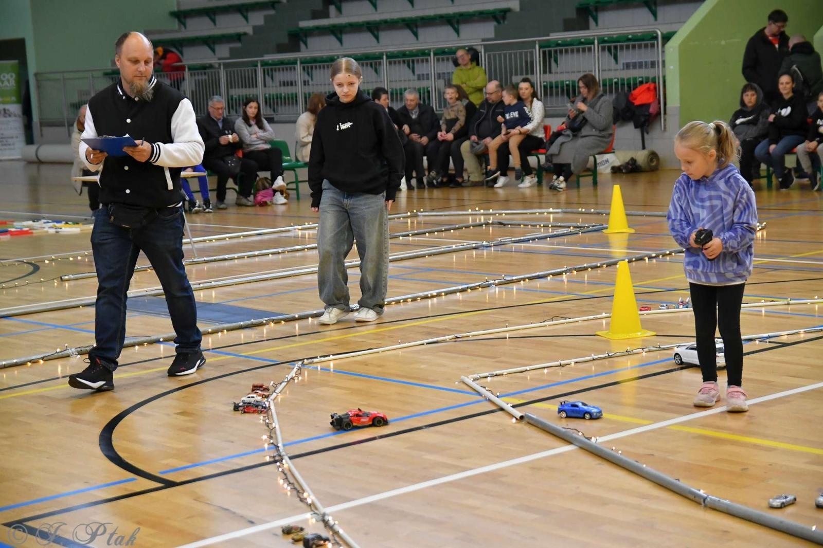 Zdjęcie w galerii na portalu naszraciborz.pl: Zdalnie sterowane wyścigi w Arenie Rafako [FOTO i WIDEO] wiadomości z regionu