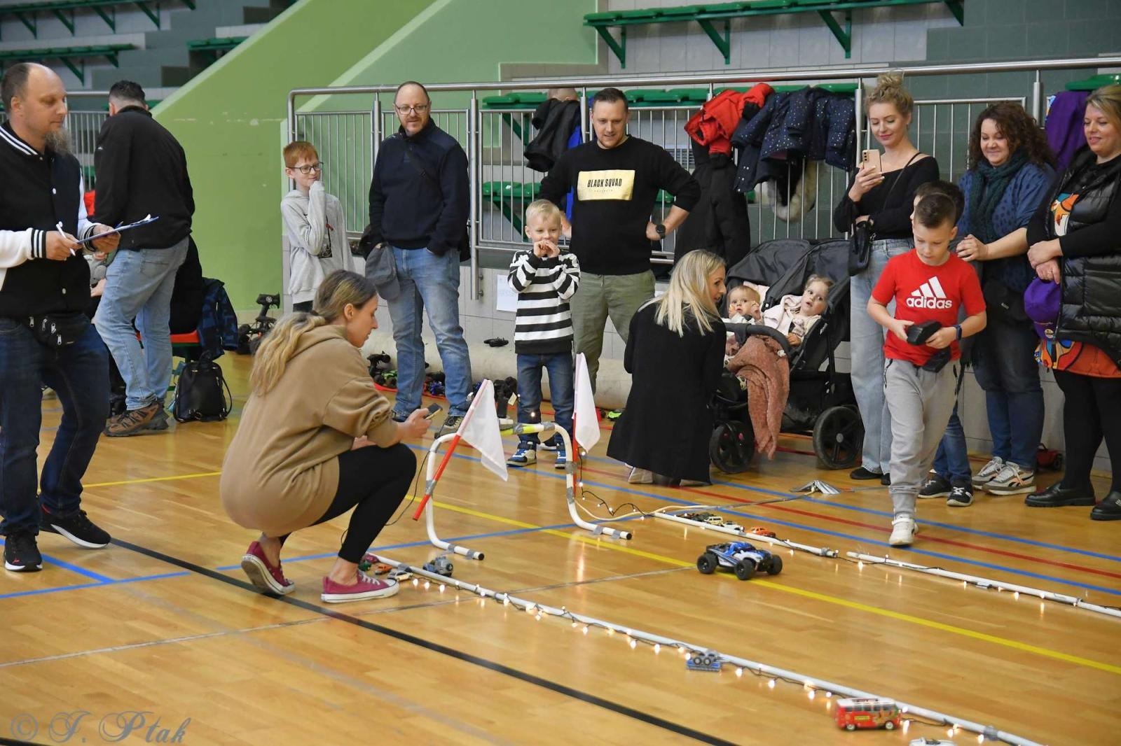 Zdjęcie w galerii na portalu naszraciborz.pl: Zdalnie sterowane wyścigi w Arenie Rafako [FOTO i WIDEO] wiadomości z regionu