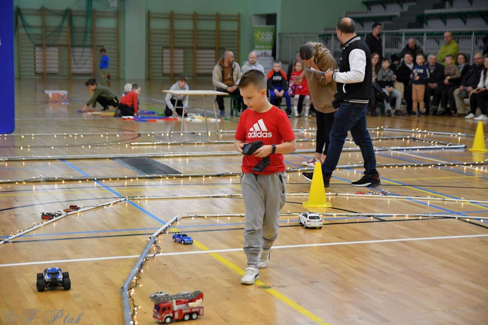 Zdjęcie w galerii na portalu naszraciborz.pl: Zdalnie sterowane wyścigi w Arenie Rafako [FOTO i WIDEO] wiadomości z regionu