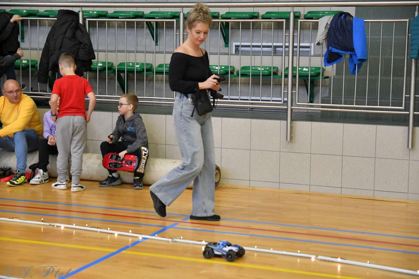 Zdjęcie w galerii na portalu naszraciborz.pl: Zdalnie sterowane wyścigi w Arenie Rafako [FOTO i WIDEO] wiadomości z regionu