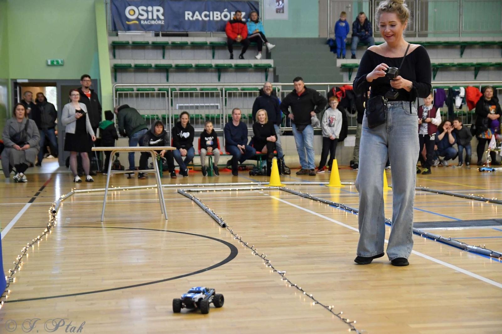 Zdjęcie w galerii na portalu naszraciborz.pl: Zdalnie sterowane wyścigi w Arenie Rafako [FOTO i WIDEO] wiadomości z regionu