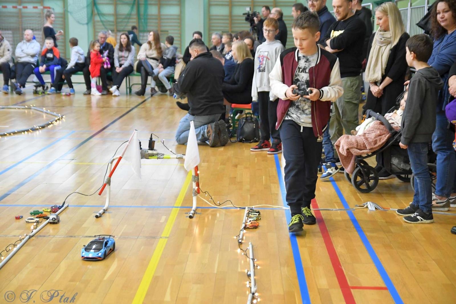 Zdjęcie w galerii na portalu naszraciborz.pl: Zdalnie sterowane wyścigi w Arenie Rafako [FOTO i WIDEO] wiadomości z regionu