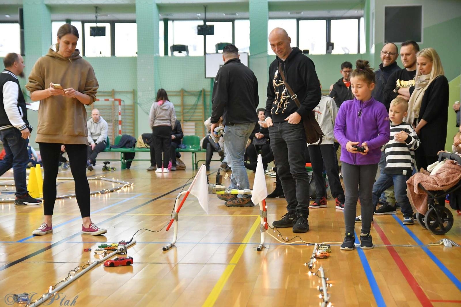 Zdjęcie w galerii na portalu naszraciborz.pl: Zdalnie sterowane wyścigi w Arenie Rafako [FOTO i WIDEO] wiadomości z regionu