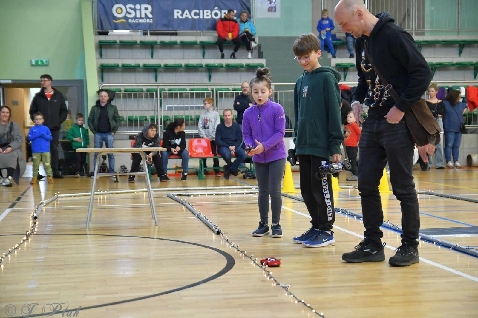 Zdjęcie w galerii na portalu naszraciborz.pl: Zdalnie sterowane wyścigi w Arenie Rafako [FOTO i WIDEO] wiadomości z regionu