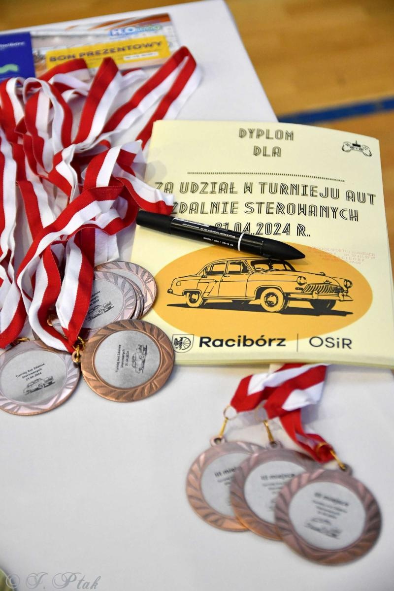 Zdjęcie w galerii na portalu naszraciborz.pl: Zdalnie sterowane wyścigi w Arenie Rafako [FOTO i WIDEO] wiadomości z regionu