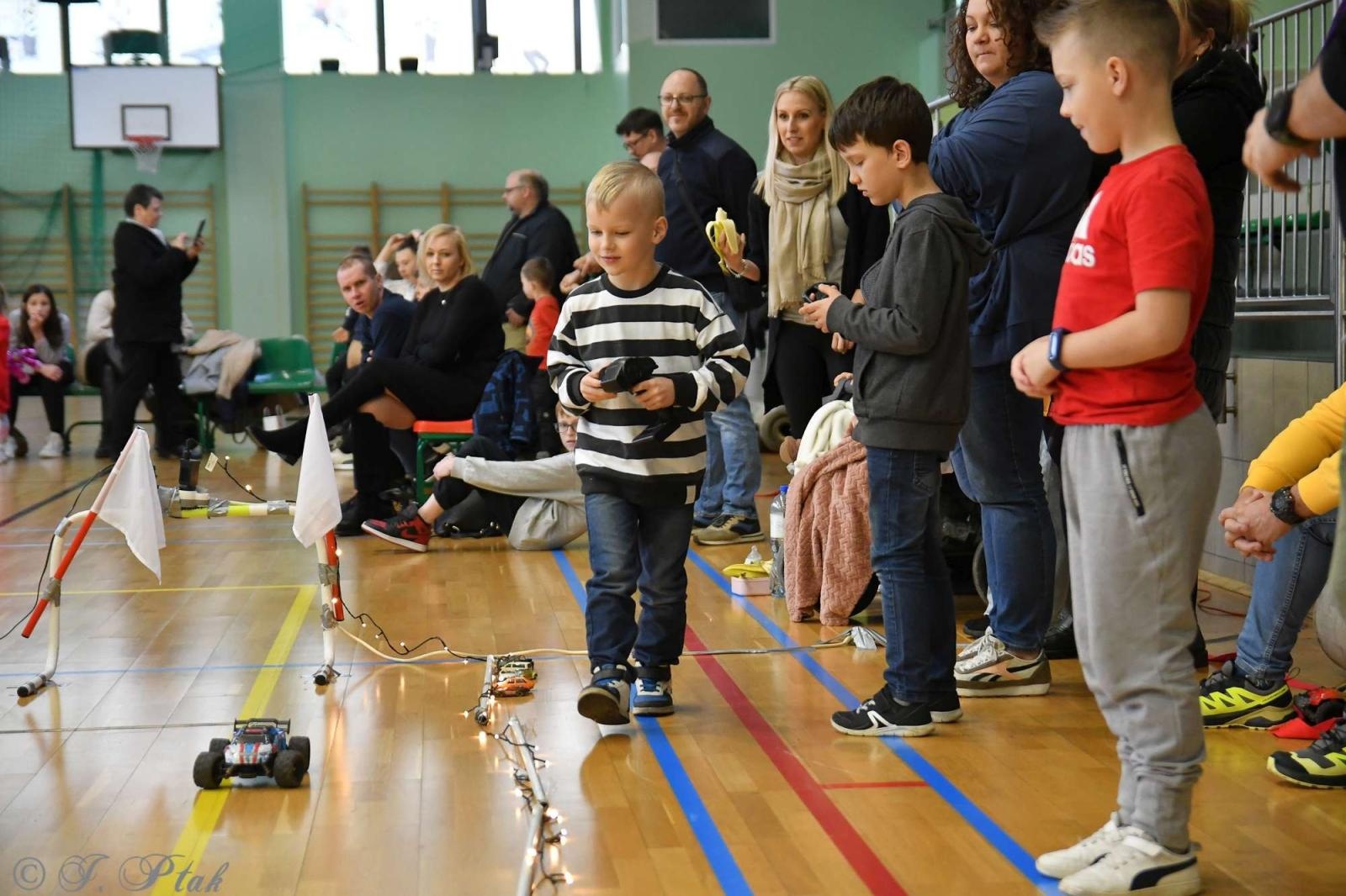 Zdjęcie w galerii na portalu naszraciborz.pl: Zdalnie sterowane wyścigi w Arenie Rafako [FOTO i WIDEO] wiadomości z regionu