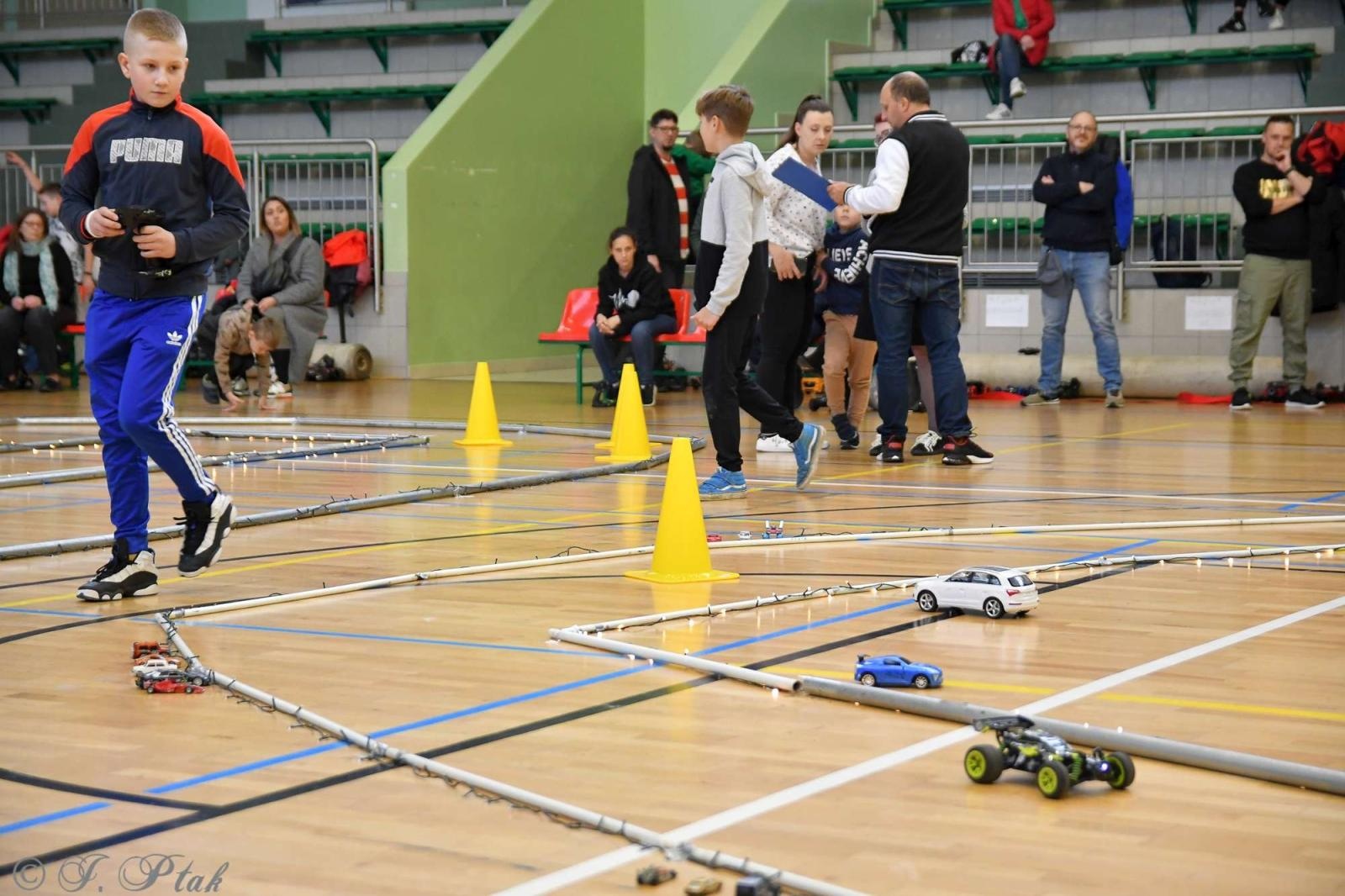 Zdjęcie w galerii na portalu naszraciborz.pl: Zdalnie sterowane wyścigi w Arenie Rafako [FOTO i WIDEO] wiadomości z regionu