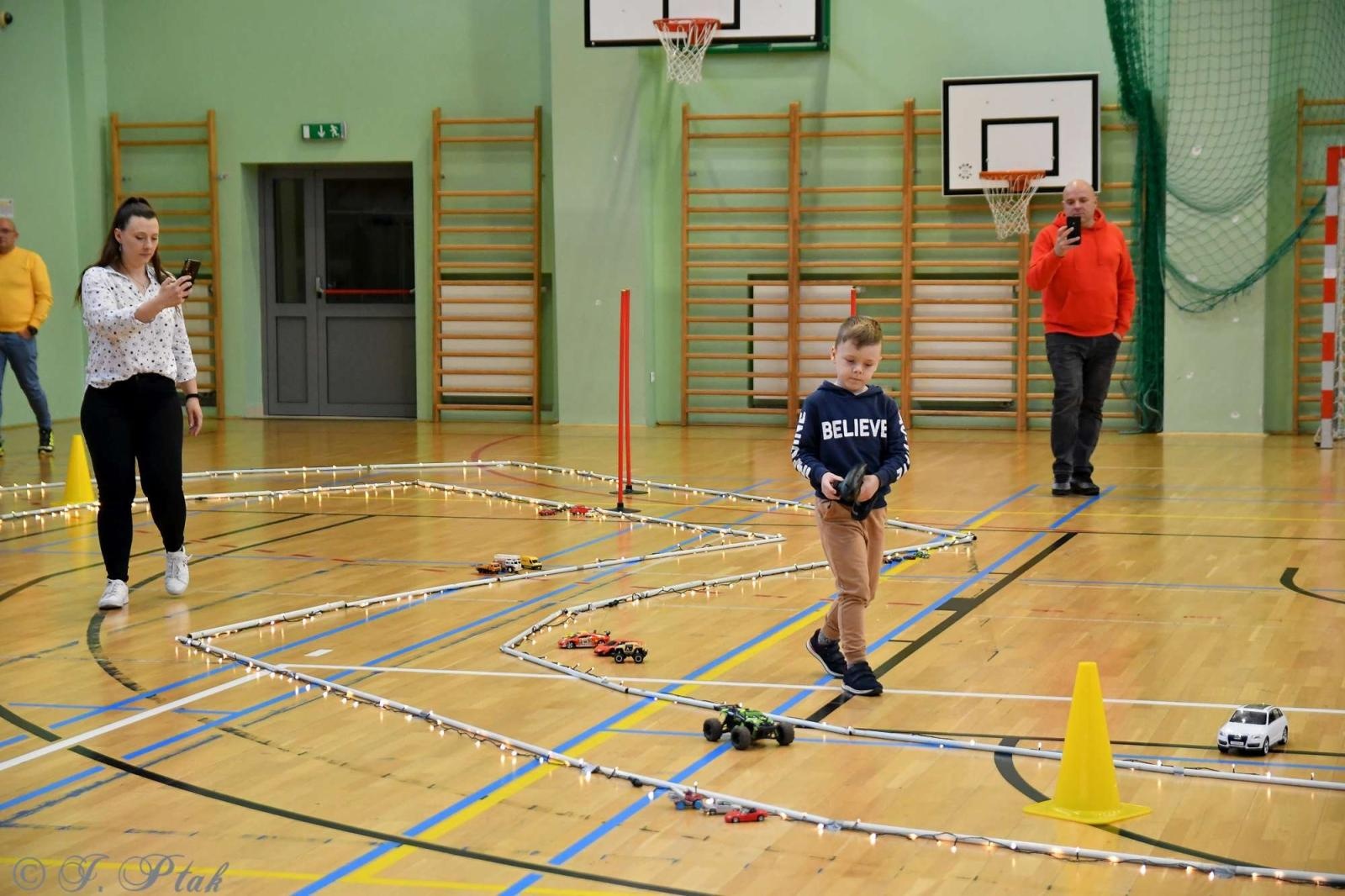 Zdjęcie w galerii na portalu naszraciborz.pl: Zdalnie sterowane wyścigi w Arenie Rafako [FOTO i WIDEO] wiadomości z regionu