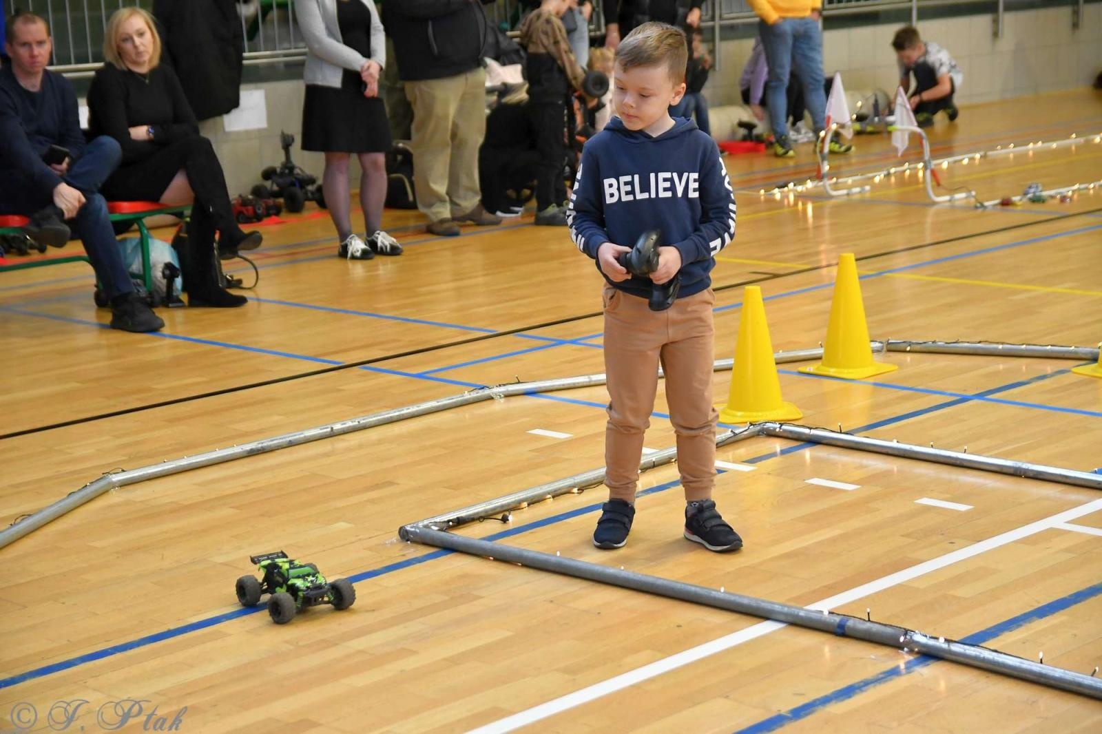 Zdjęcie w galerii na portalu naszraciborz.pl: Zdalnie sterowane wyścigi w Arenie Rafako [FOTO i WIDEO] wiadomości z regionu